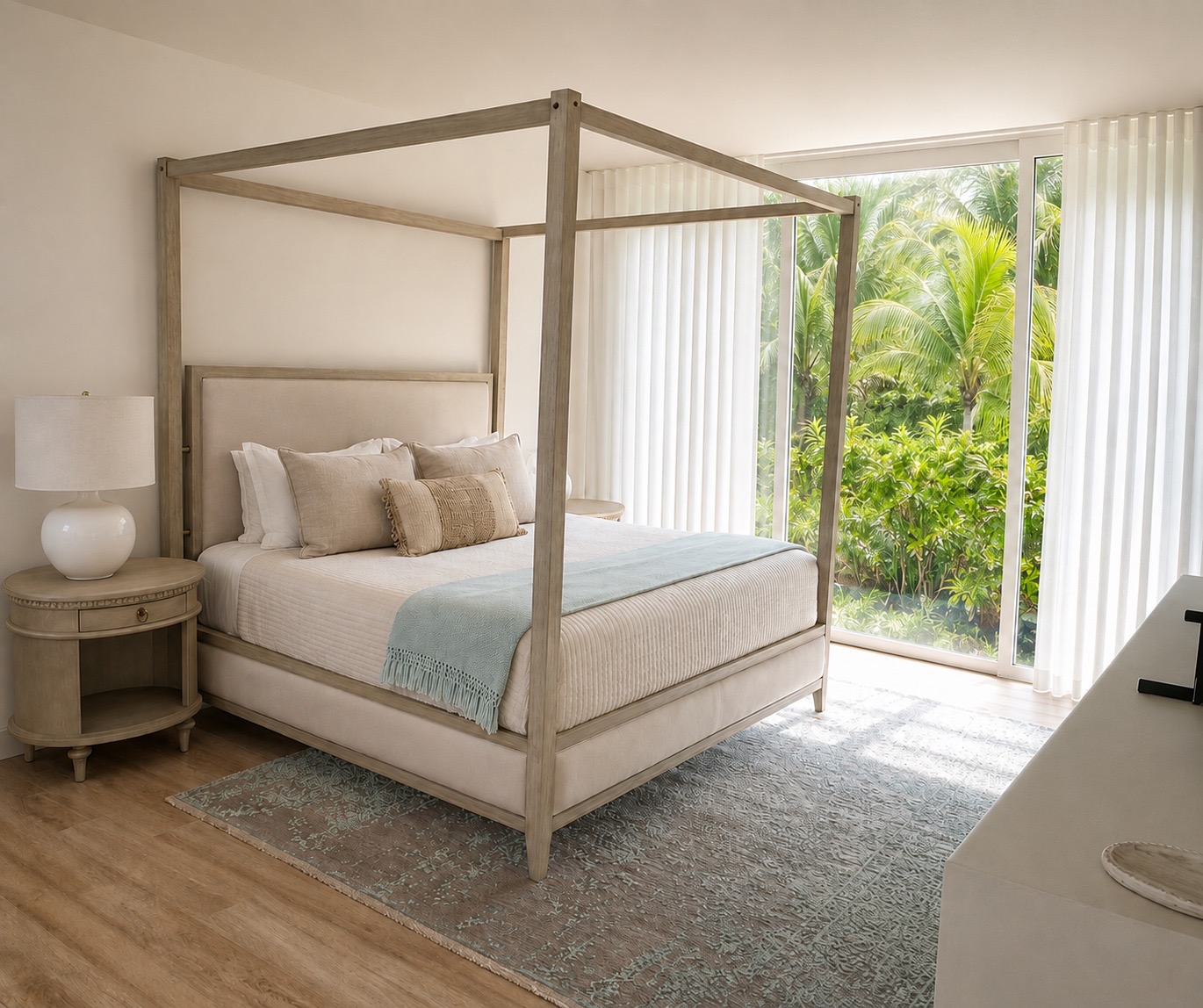 Recámara con cama de dosel, cortinas blancas y vista tropical