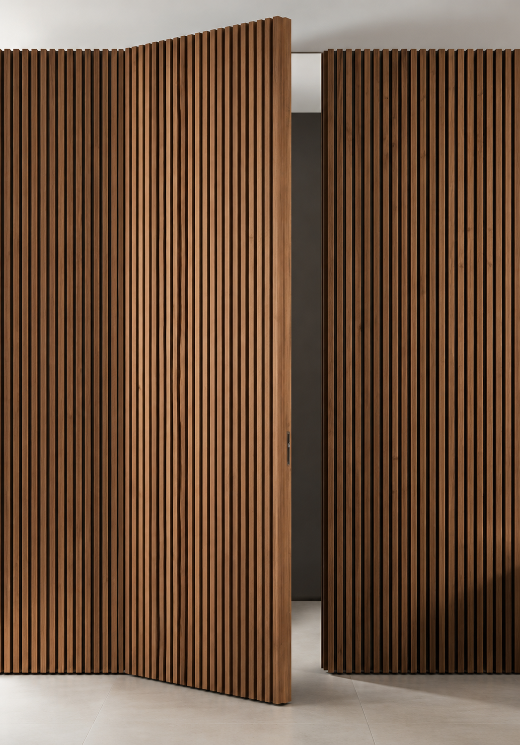 Puerta corrediza de carpintería con listones verticales de madera oscura en entrada contemporánea