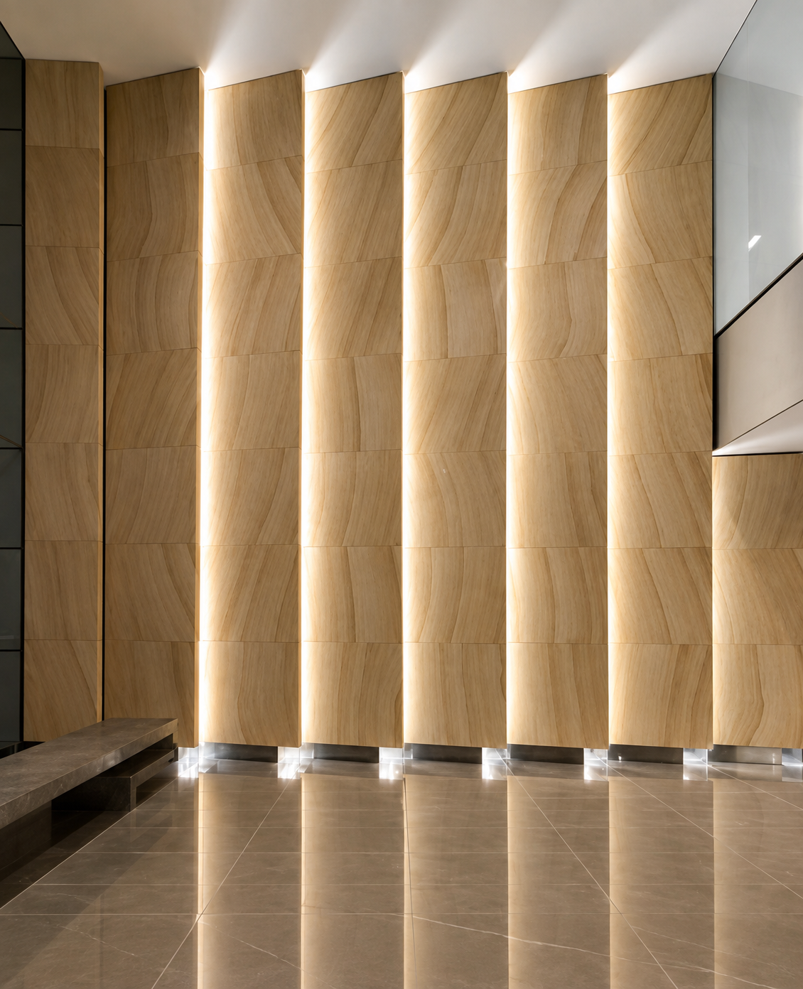 Muro de carpintería en madera clara con paneles verticales e iluminación indirecta