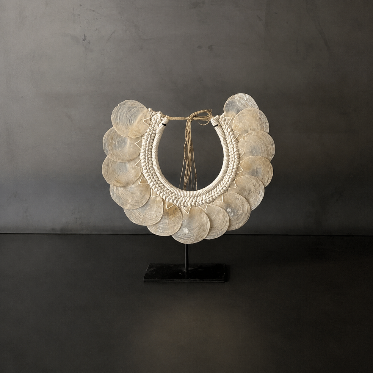 Collar decorativo de conchas nacaradas sobre base de metal