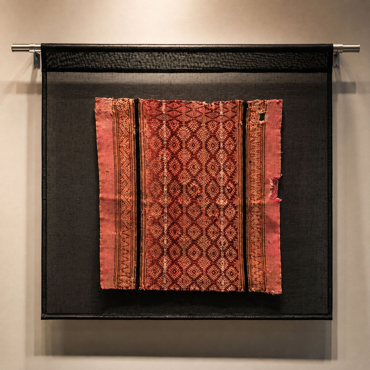 Textil antiguo bordado en tonos coral montado en bastidor negro