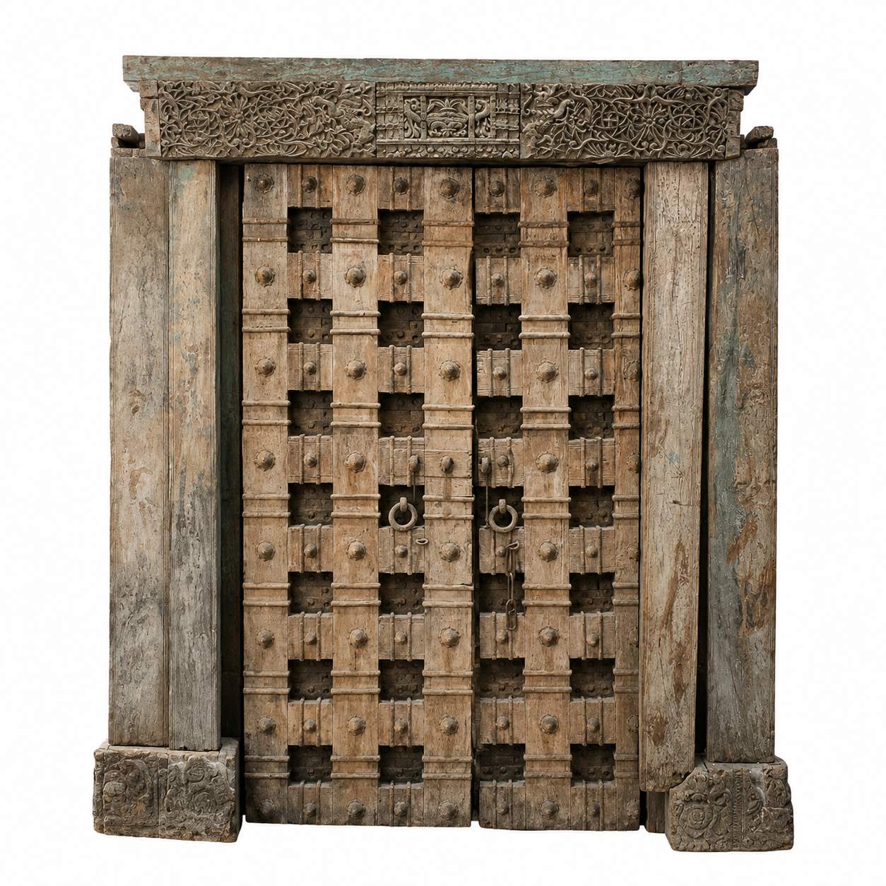 Puerta antigua de teca tallada con herrajes de bronce y marco labrado