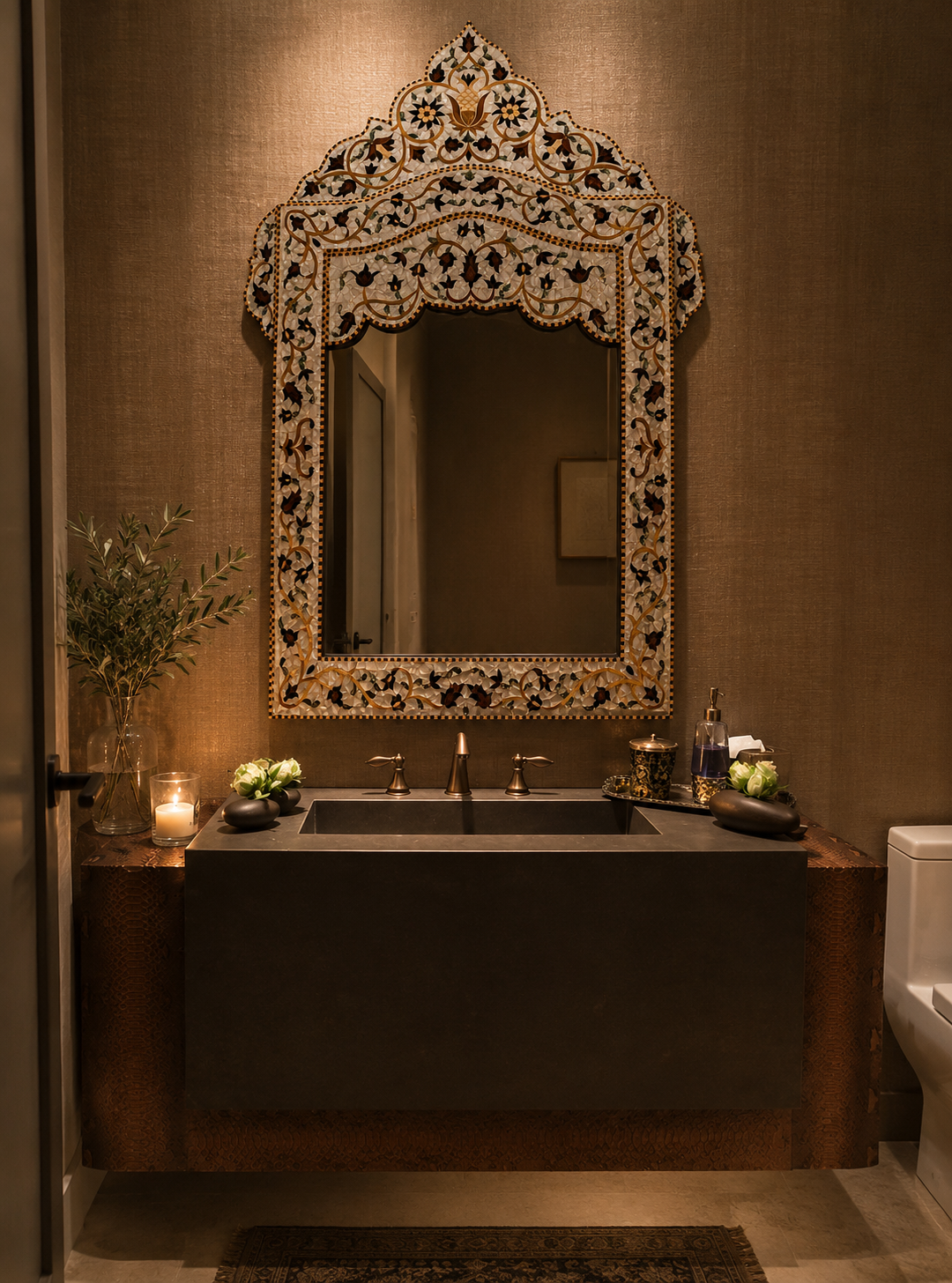 Tocador con espejo de marquetería, lavabo de piedra y muro texturizado