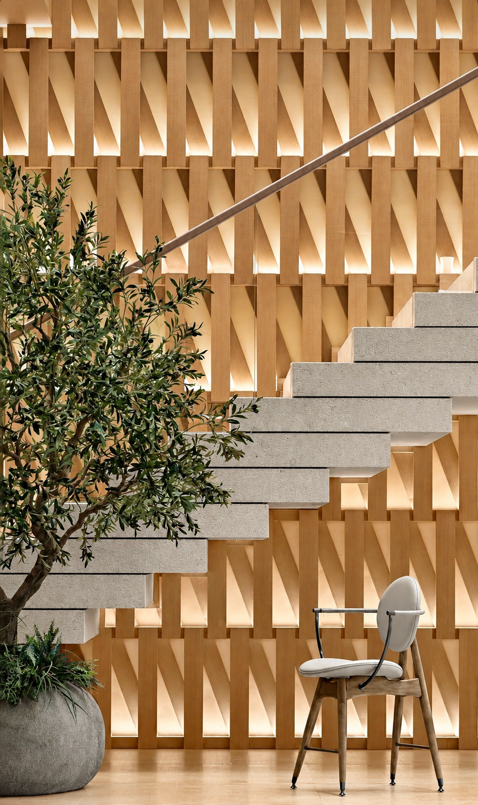 Escalera flotante de piedra con celosía de madera clara iluminada, planta y silla contemporánea