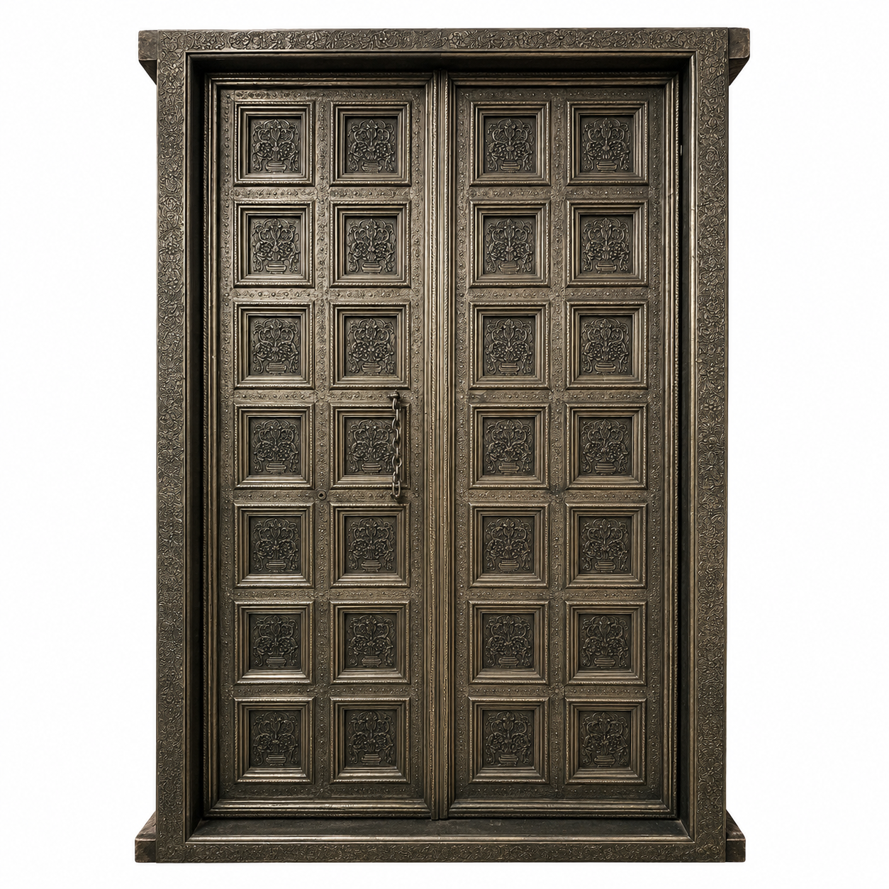 Puertas antiguas de madera tallada en tono oscuro con paneles florales