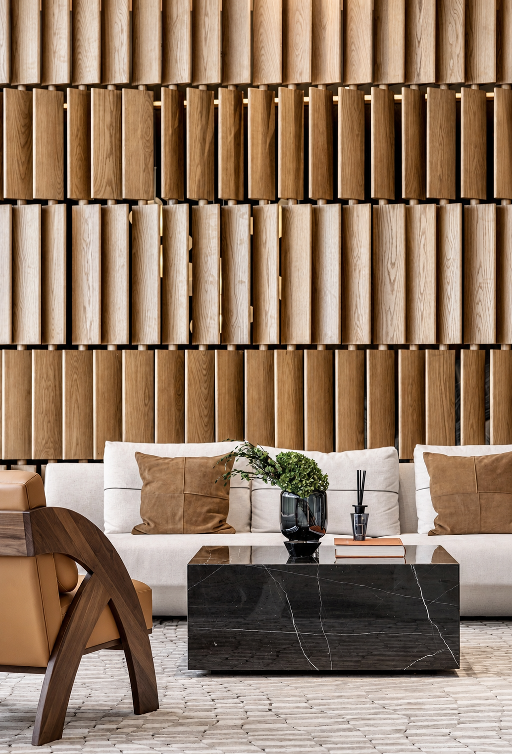 Sala con muro de carpintería en paneles verticales de madera clara, sofá blanco, sillón de madera y mesa de mármol negro