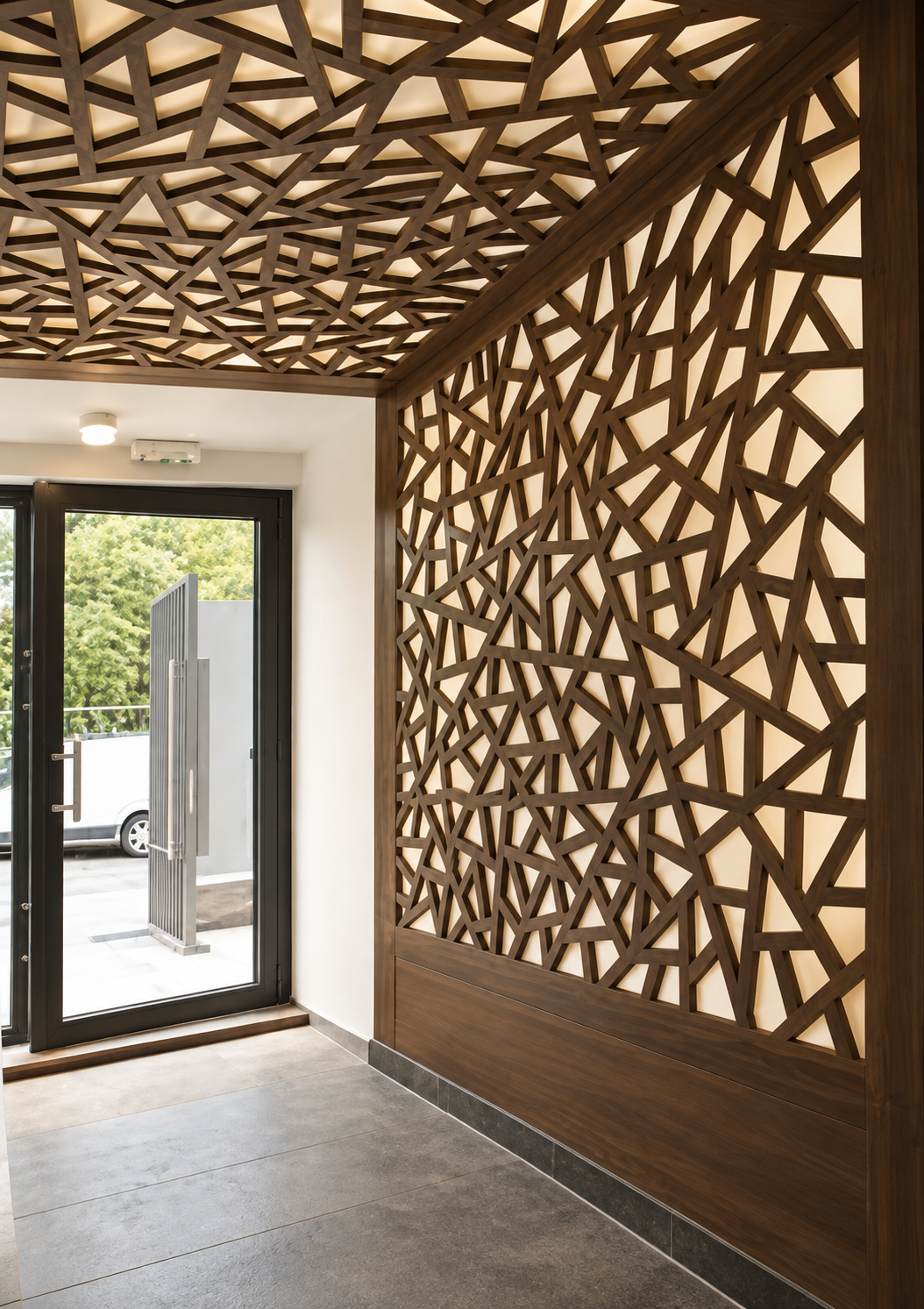Celosía de madera con patrón geométrico en techo y muro con iluminación indirecta