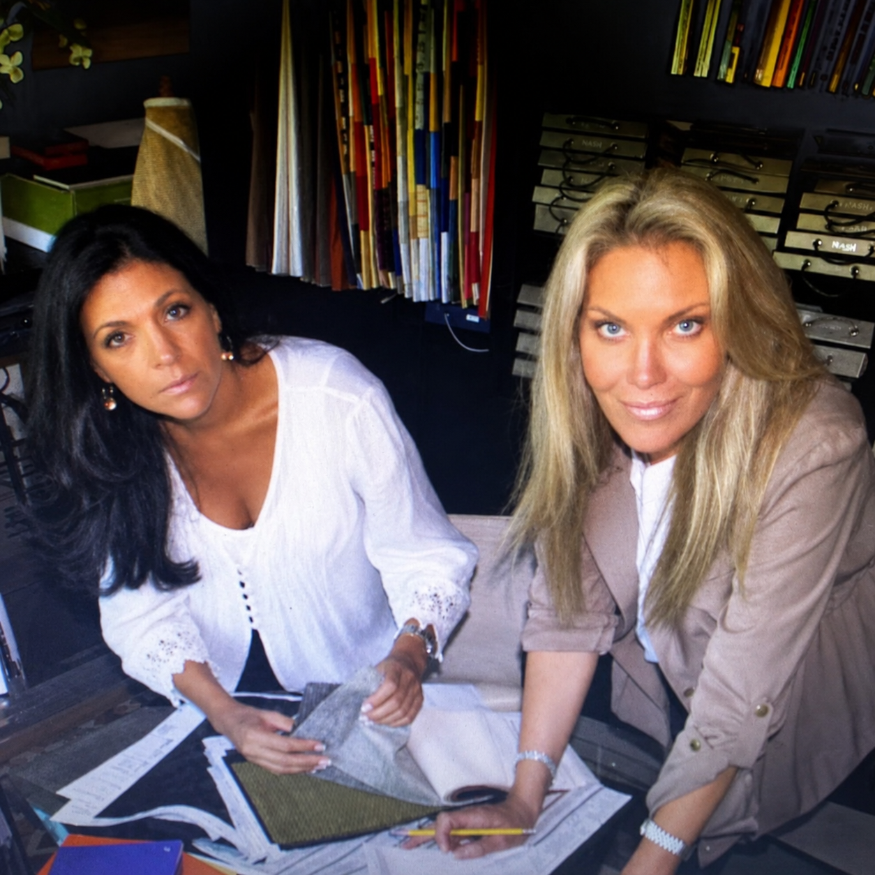 Equipo de Ezcala Studio trabajando en la selección de materiales