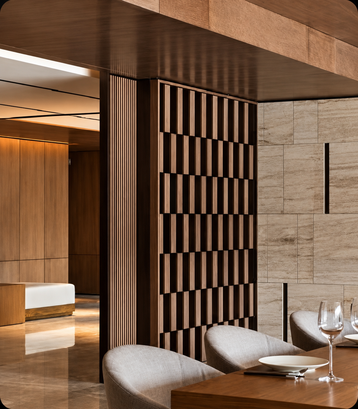 Comedor con muro divisor de carpintería en madera clara y oscura con patrón geométrico, mesa de madera y sillas tapizadas