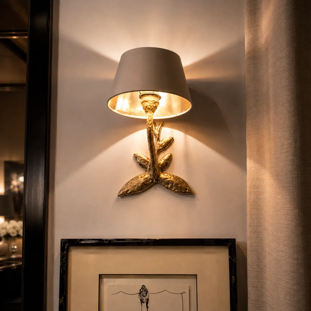 Aplique de pared en bronce dorado con hojas y pantalla en lino
