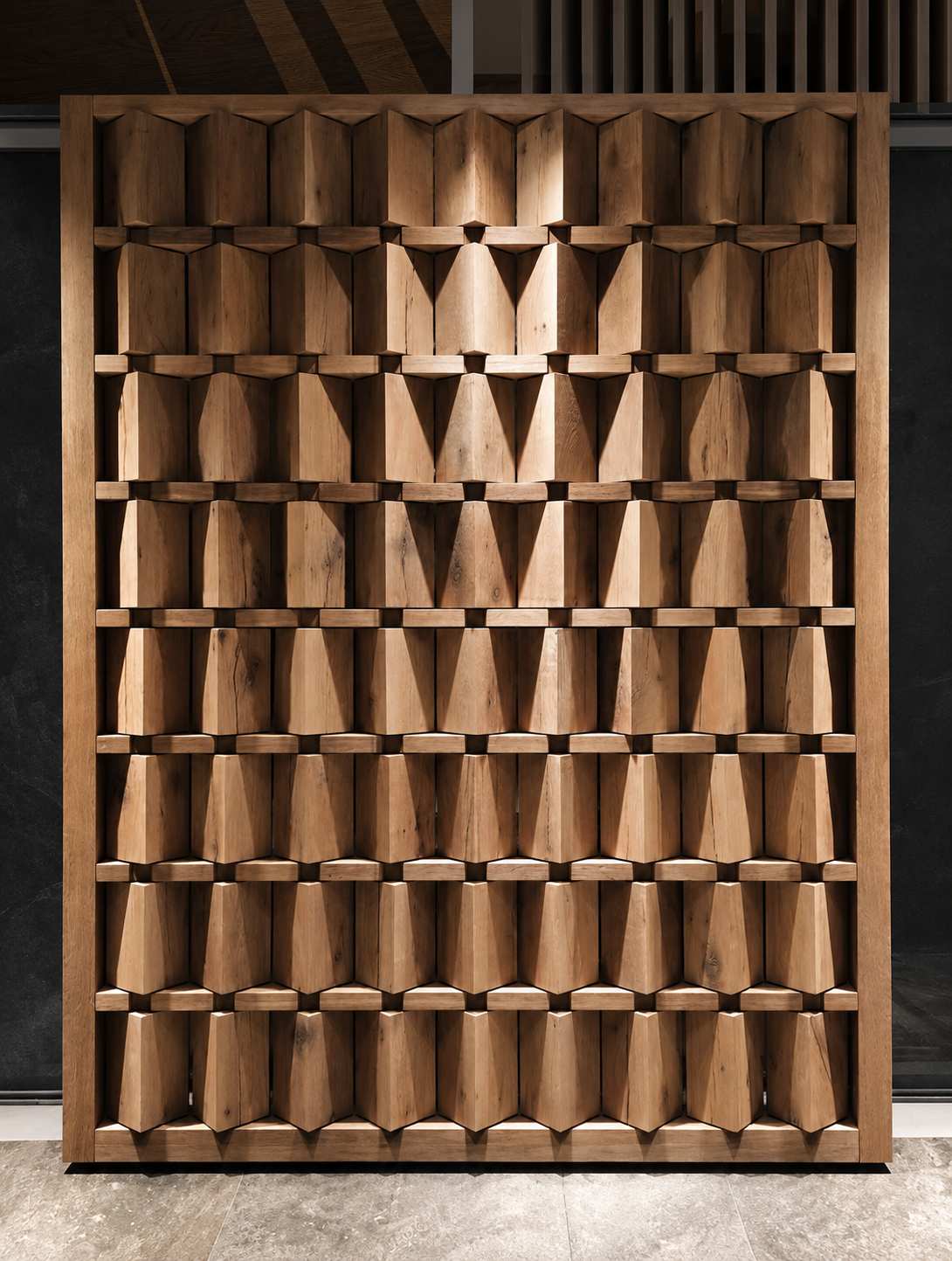 Muro de carpintería con bloques de madera tallados en patrón tridimensional geométrico