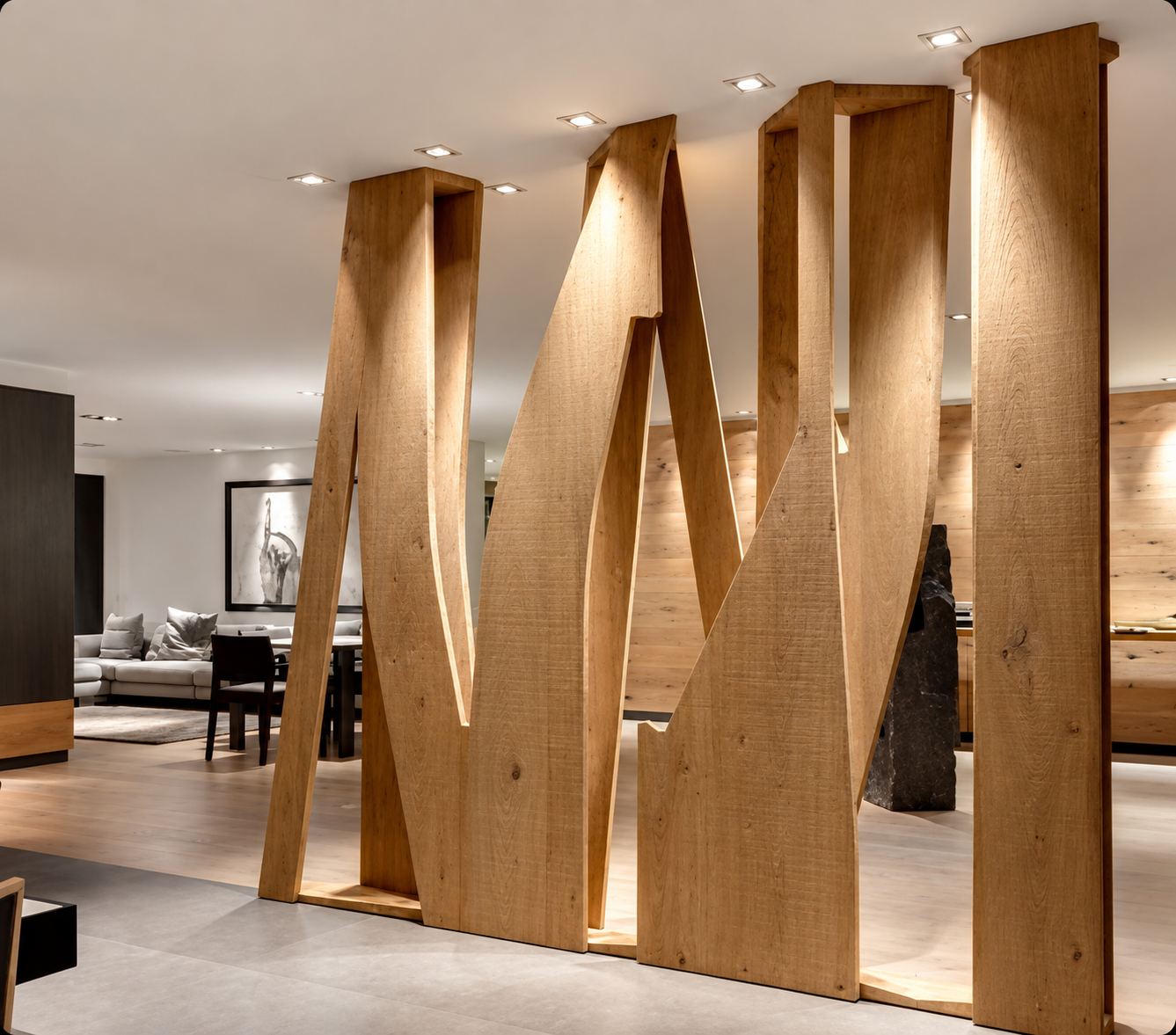 Divisor escultórico de madera clara con formas geométricas verticales en sala contemporánea