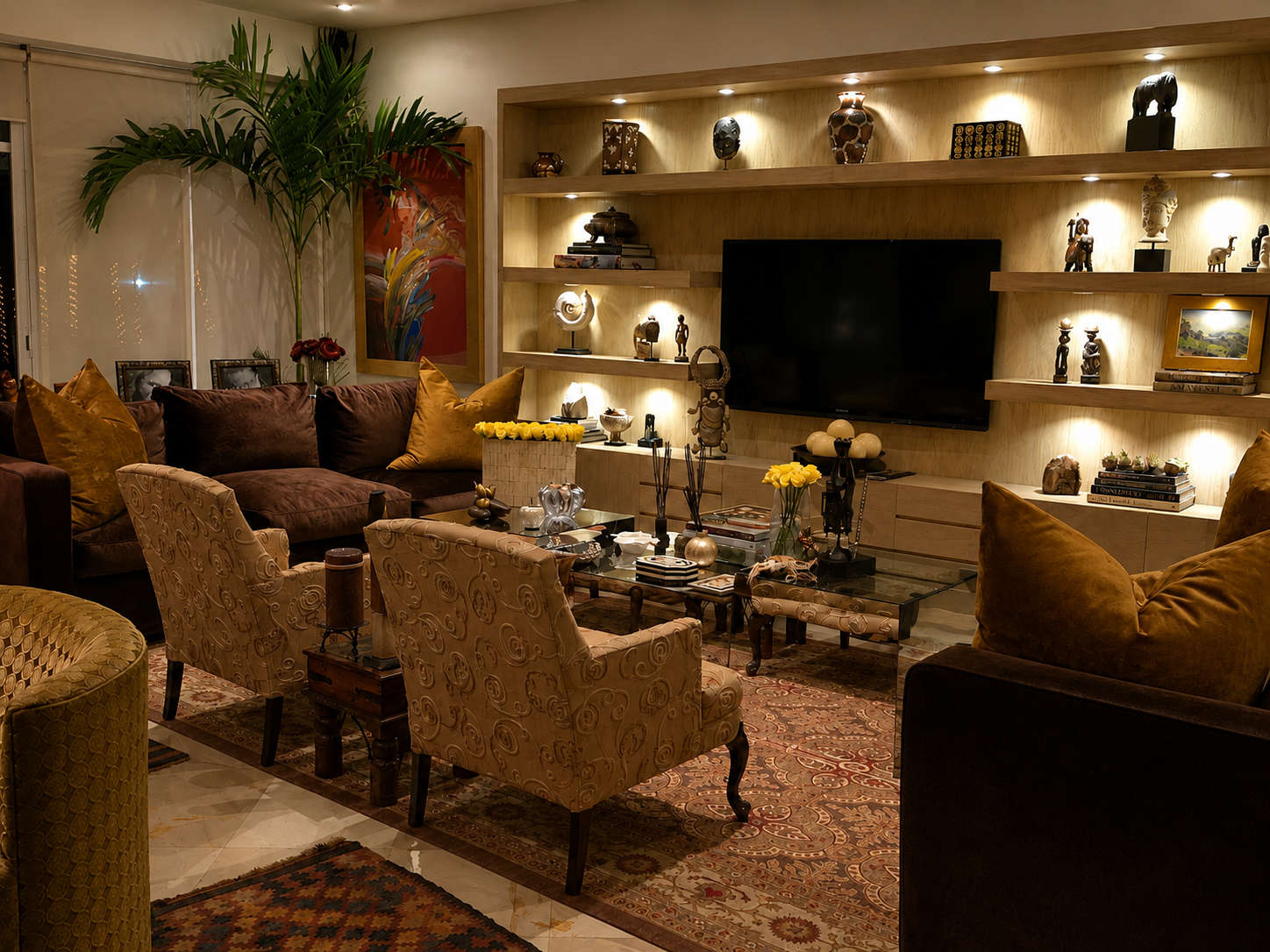 Sala elegante urbana con sofá chocolate, sillones estampados, mesa de centro de cristal y estantería iluminada con arte