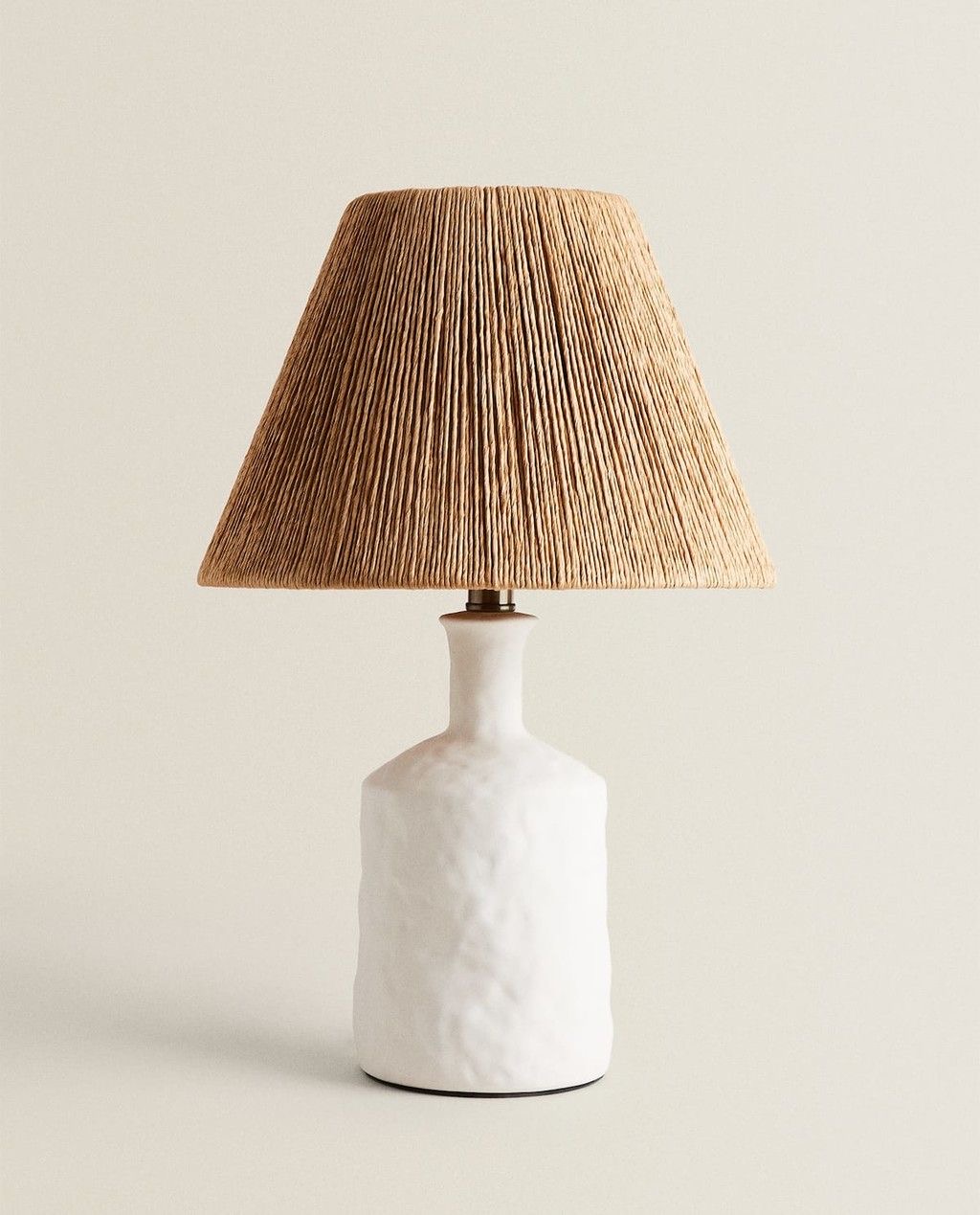 Lámpara de mesa con base de cerámica blanca texturizada y pantalla de rafia natural
